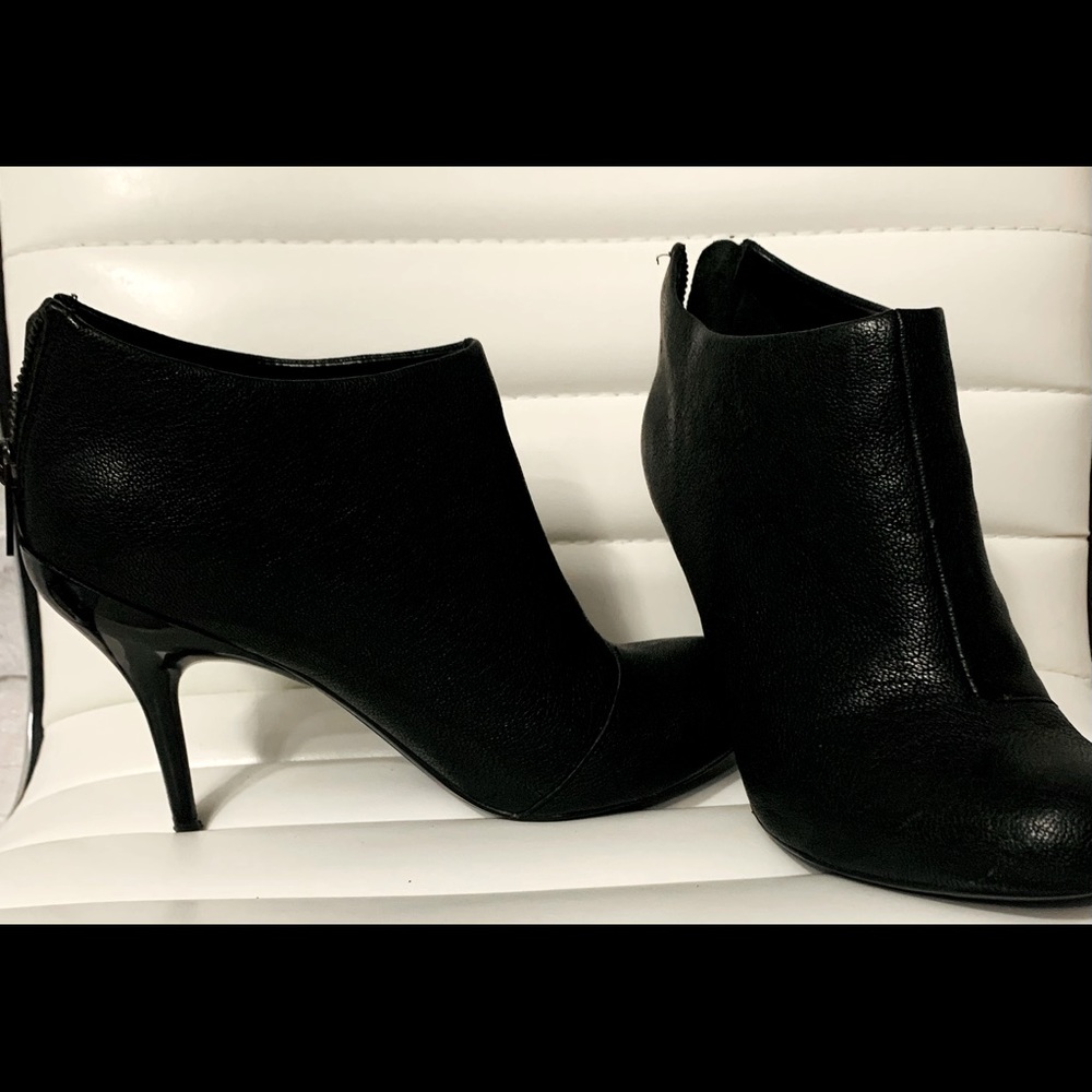 Kenneth Cole Reaction ~ Black booties
